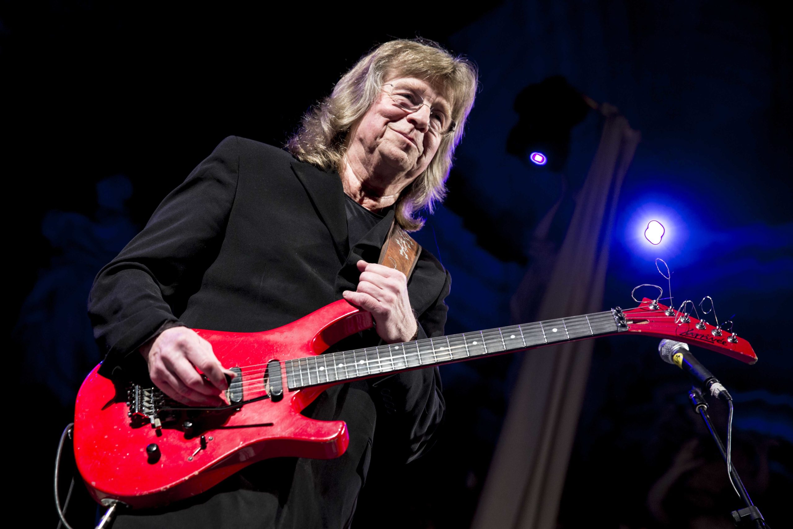 Janne Schaffer på scen med röd gitarr