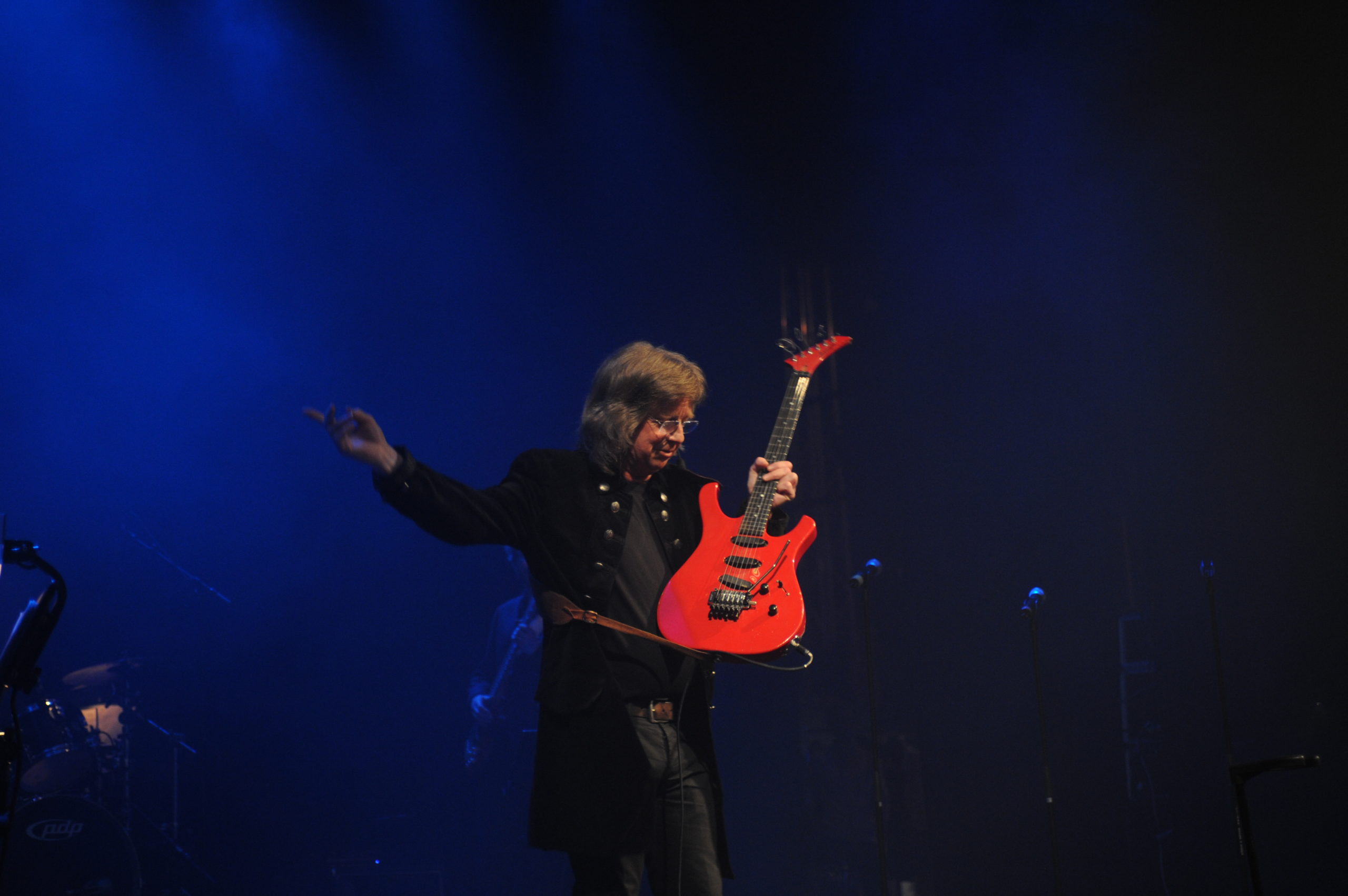 Janne Schaffer på scen med röd gitarr