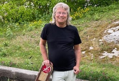 Janne Schaffer i samma pose som på debutplattans omslag men 50 år senare