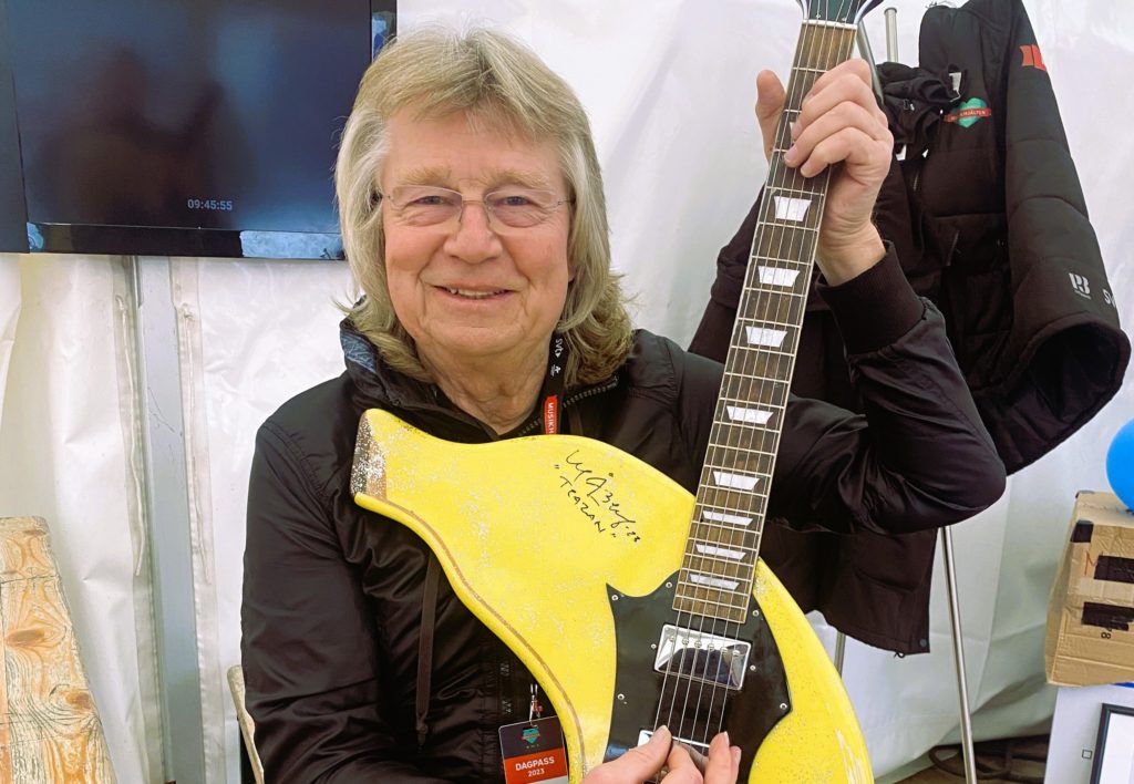 Janne Schaffer med banangitarren som auktioneras ut till förmän för Musikhjälpen 2023