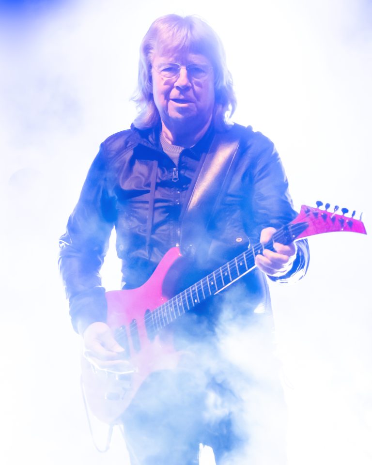 Janne Schaffer med röd gitarr på scen i rök